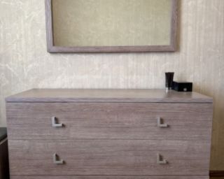 MDF-ის კომოდი და სარკე – თანამედროვე საძინებლის კომპლექტი