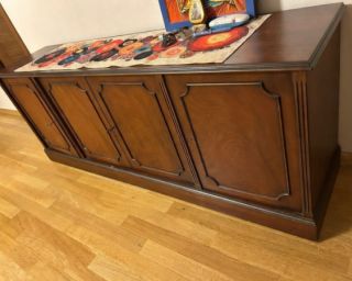 იყიდება მასიური ხის დიდი კომოდი (194x45x75 სმ)