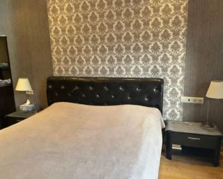 პრემიუმ ხარისხის ტყავის საწოლი სათავსოთი და მატრასით