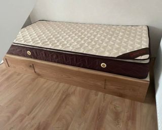 ხელნაკეთი ტახტი მასიური კაკლის ხისგან