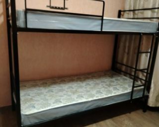 ახალი ორსართულიანი რკინის საწოლები მატრასით