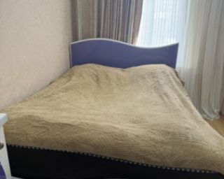 საძინებლის კომპლექტი (საწოლი, ტუმბოები, კომოდი) + მატრასი