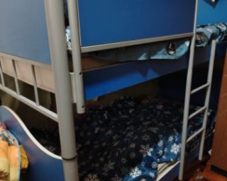 ორსართულიანი საწოლი – რკინისა და ხის კომბინაციით