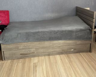 პრაქტიკული 1-ადგილიანი საწოლი + გამოსაწევი საწოლი სტუმრისთვის