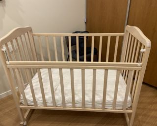 მასიური არყის ხის საწოლი + პრემიუმ მატრასი