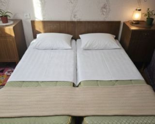 ძველი რუსული ხის საწოლები (2 ცალი) + მატრასები