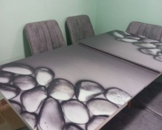 Marko-ს ბრენდის გასაშლელი მაგიდა, 6 სკამი და სამზარეულოს კარადა