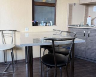 იყიდება სამზარეულოს მაგიდა და სკამები – საუკეთესო ფასად!