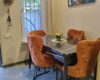 იყიდება სულ ახალი გასაშლელი მაგიდა და სკამები