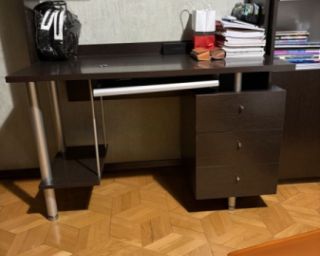 კომპიუტერის მაგიდა და კარადა (ერთიანი კონსტრუქცია) + სკამი