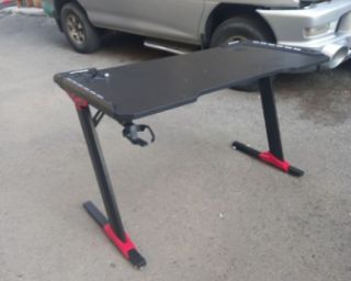 იყიდება ახალი გეიმერული მაგიდა განათებით – სრული კომფორტი!