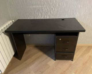 იყიდება საოფისე მაგიდა – ნატურალური ხის მასალით