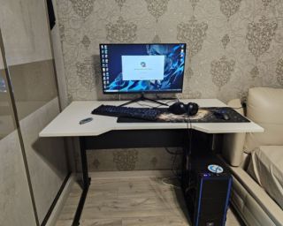 მინიმალისტური თეთრი გეიმინგ მაგიდა – სუფთა და თანამედროვე დიზაინი