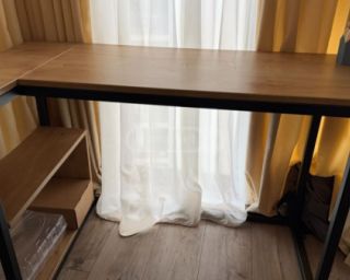 საწერი/კომპიუტერის მაგიდა – მყარი და დახვეწილი