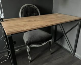 ნატურალური ხის კომპიუტერის მაგიდა – მყარი და დახვეწილი