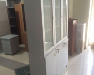 ევროპული წარმოების კარადა მინის კარებით – სახლისა და ოფისისთვის