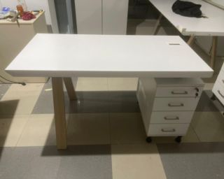 ინგლისური TECHO-ს პრემიუმ მაგიდა + 4-უჯრიანი ტუმბო (სააქციო ფასი)