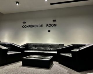 MiLaNo-ს ტყავის სამეული ჟურნალის მაგიდასთან ერთად