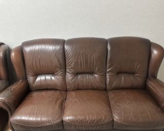 იყიდება გერმანული ნატურალური ტყავის სამეული – სახლიდან