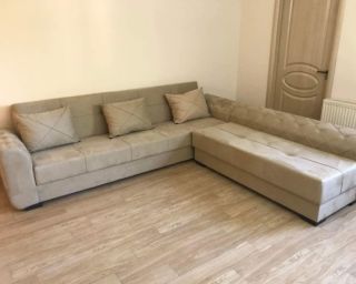 პრემიუმ კლასის კუთხის დივანი – რკინის კარკასითა და ალკანტარას ქსოვილით