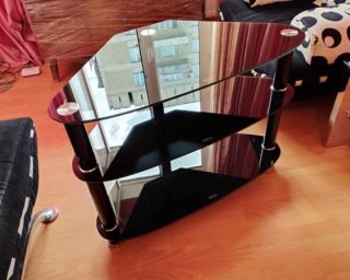 იყიდება ტელევიზორის მაგიდა — დახვეწილი სტილი