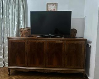 იყიდება ტელევიზორის მაგიდა — დახვეწილი სტილი და ხარისხი