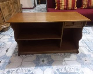 იყიდება ტელევიზორის მაგიდა — დახვეწილი სტილი და ხარისხი