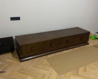 იყიდება ტელევიზორის მაგიდა — დახვეწილი სტილი და ხარისხი