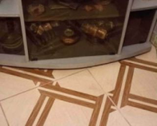 იყიდება ტელევიზორის მაგიდა — დახვეწილი სტილი და ხარისხი