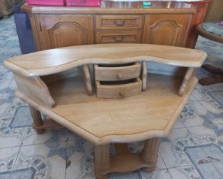 იყიდება გერმანული ხარისხის TV მაგიდა — მუხის ფაქტურით