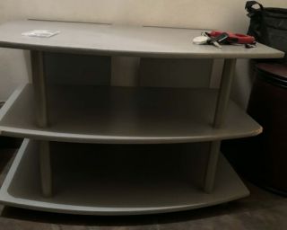 იყიდება ტელევიზორის მაგიდა — კომპაქტური და თანამედროვე