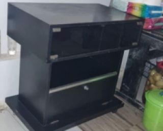 იყიდება ტელევიზორის მაგიდა — კომპაქტური და პრაქტიკული