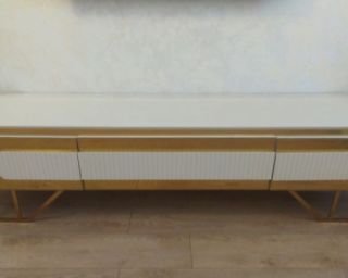 იყიდება ტელევიზორის მაგიდა — კომპაქტური და თანამედროვე