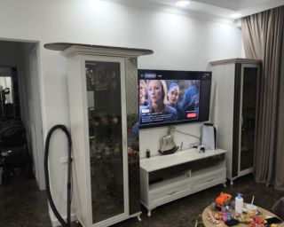 იყიდება ტელევიზორის მაგიდა და ორი სერვანტი — სრული კომპლექტი