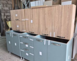 იყიდება სამზარეულოს კომპლექტი — პრაქტიკული და თანამედროვე