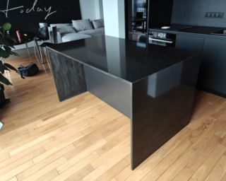 იყიდება სამზარეულოს კუნძული — ქვის ზედაპირით