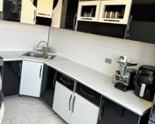 თანამედროვე კუთხის სამზარეულო – შავი და თეთრი დიზაინით