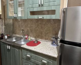 სამზარეულოს კომპლექტი – მწვანე ფასადებითა და ქვის ზედაპირით