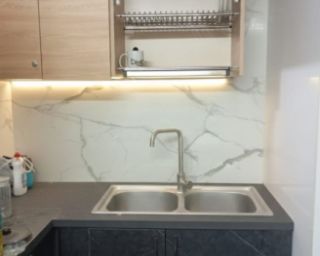 თანამედროვე კუთხის სამზარეულო – დახვეწილი დიზაინით