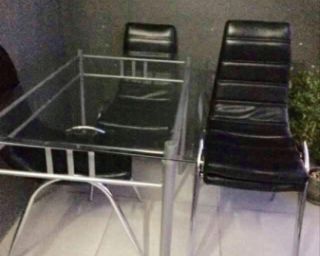 თანამედროვე სასადილო კომპლექტი – მინის მაგიდა და შავი სკამები