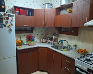 კუთხის სამზარეულო კომპლექტი – მყარი და ფუნქციური