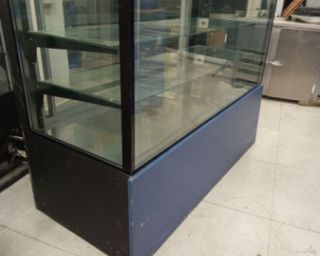 ვიტრინა  გასაწევ-გამოსაწევი კარებებით