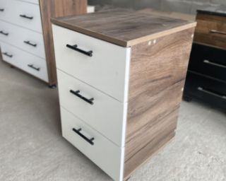 ტევადი და დახვეწილი საძინებლის ტუმბო – 3 უჯრიანი კომპაქტური კარადა