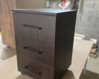 მინიმალისტური საძინებლის ტუმბო – კომპაქტური და თანამედროვე სათავსო