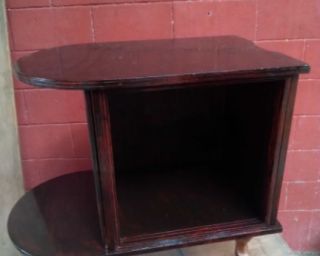 ვინტაჟური მუქი ხის ტუმბო – ორიგინალური დიზაინი და ფუნქციურობა