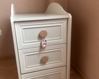 კლასიკური თეთრი ტუმბო ნატიფი დეკორით – ნეოკლასიკური სტილი თქვენი საძინებლისთვის