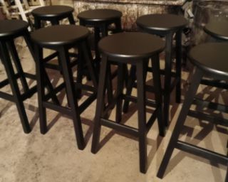 იყიდება ბარის სკამი — დახვეწილი და მყარი