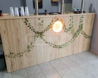 თანამედროვე ბარის დახლი – ხის რეიკების დიზაინი და ინტეგრირებული განათება