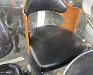 პრემიუმ ხარისხის ბარის სკამი – ელეგანტური დიზაინი და რბილი სათავსო