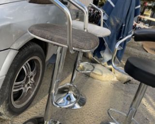 თანამედროვე ბარის სკამი – ქრომირებული კონსტრუქცია და რბილი სათავსო